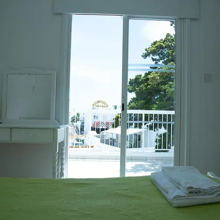 Flisvos Apartman *